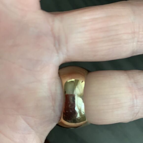 Chunky goldtone Size 8.5 costume ring.  Definitely a statement piece - Picture 8 of 9